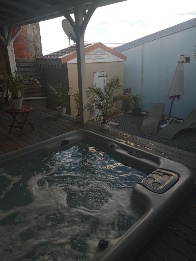 Une pause s'impose au Vauclin avec votre jacuzzi privatif pour 3 nuits minimum Le Vauclin Extérieur photo